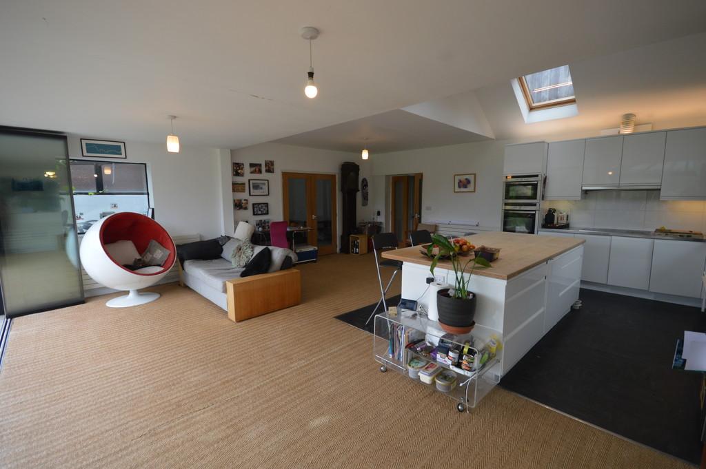 Hythe End Road, Wraysbury TW19 6 bed detached house for sale £1,299,950