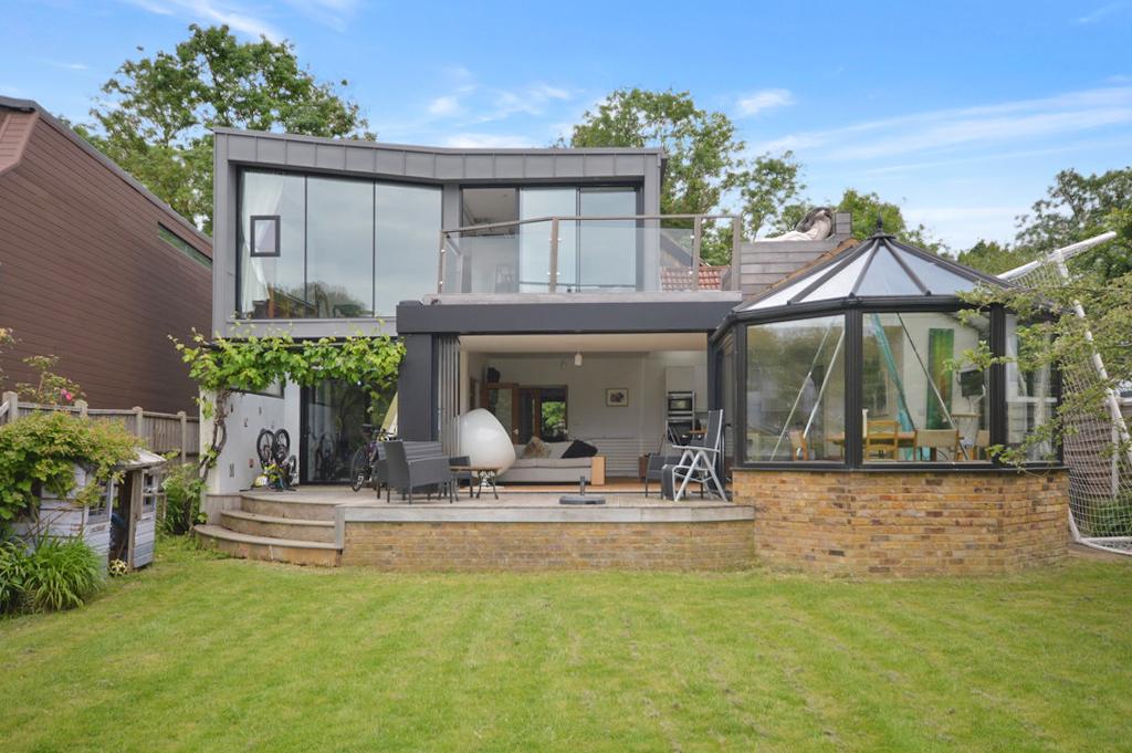 Hythe End Road, Wraysbury TW19 6 bed detached house for sale £1,299,950