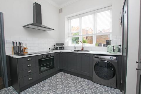 2 bedroom flat for sale, Chesterfield Road, Eastbourne, BN20 7NU