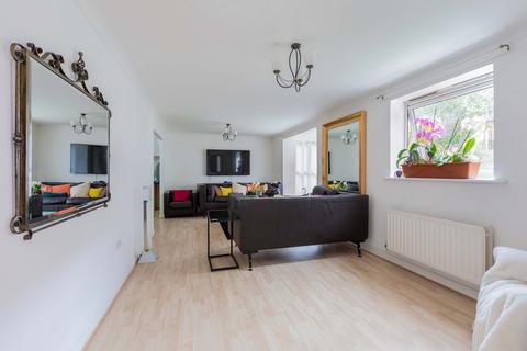 2 bedroom flat for sale, Grasholm Way, Langley SL3