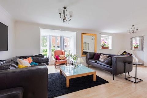 2 bedroom flat for sale, Grasholm Way, Langley SL3