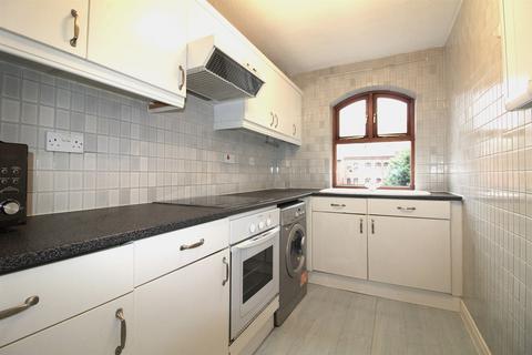 2 bedroom flat for sale, Riverside Court, Leeds