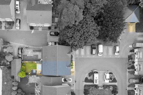 15 Braby Drive, Horsham, RH12 4TJ
