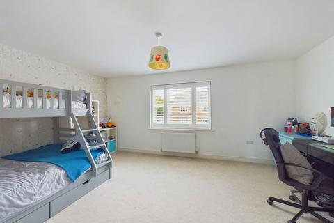 15 Braby Drive, Horsham, RH12 4TJ
