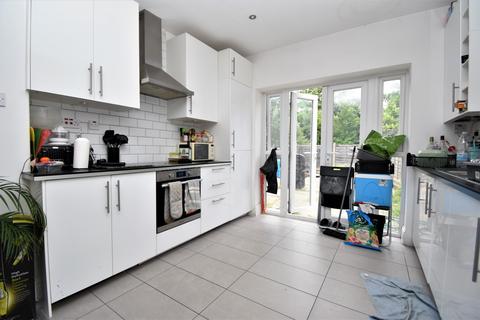 2 bedroom flat to rent, Bromley Road Catford SE6