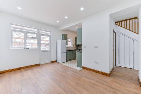 3 bedroom flat to rent, SEMLEY ROAD, Norbury, London, SW16
