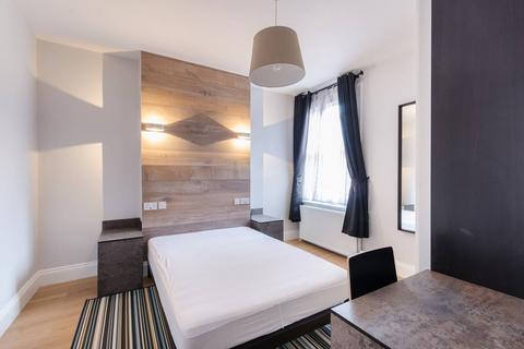3 bedroom flat to rent, Cedar Road, Gladstone Park, London, NW2