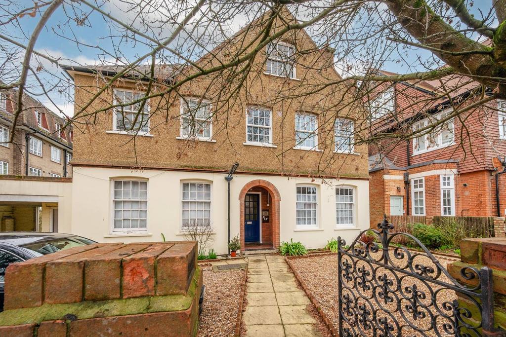 Woodside, Wimbledon, London, SW19 Studio to rent £1,300 pcm (£300 pw)