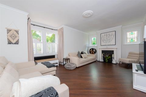 25 Chestnut Grove, Fleet, GU51 3LN