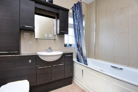 2 bedroom maisonette to rent, Godley Road London SW18