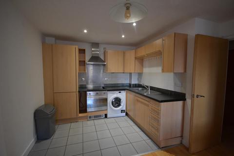 2 bedroom flat to rent, Queen's Court, Hull HU1