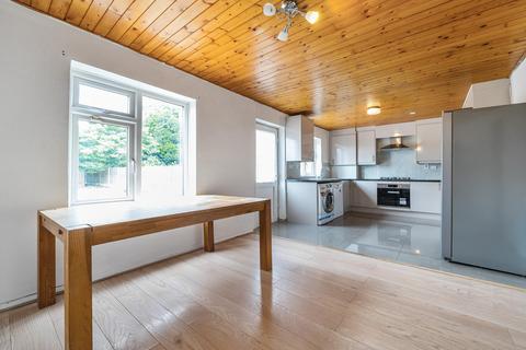3 bedroom semi-detached house to rent, Poplar Avenue, West Drayton, UB7