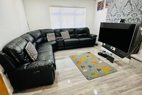 4 bedroom semi-detached house to rent, Nine Elms Avenue Cowley Uxbridge, UB8