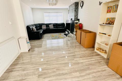 4 bedroom semi-detached house to rent, Nine Elms Avenue Cowley Uxbridge, UB8