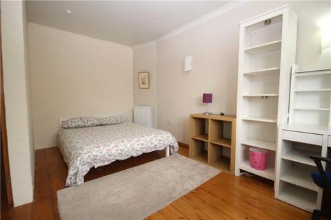 1 bedroom in a house share to rent, Walnut Tree Close, Guildford, Surrey, GU1