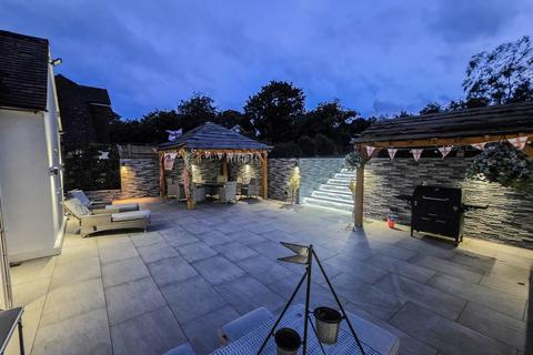 undefined, On Approx. 1/3 Of An Acre In Hurst Green