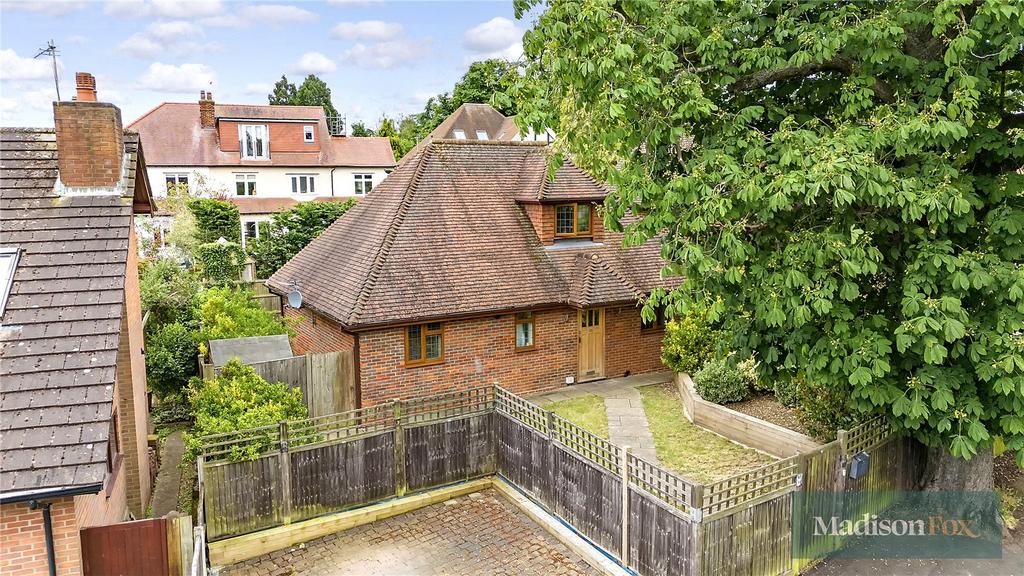 Buckhurst Hill, Essex IG9 3 bed bungalow to rent £2,900 pcm (£669 pw)