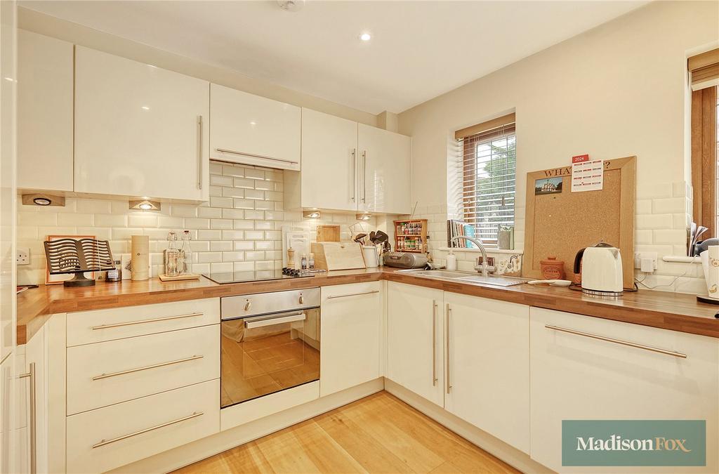 Buckhurst Hill, Essex IG9 3 bed bungalow to rent £2,900 pcm (£669 pw)