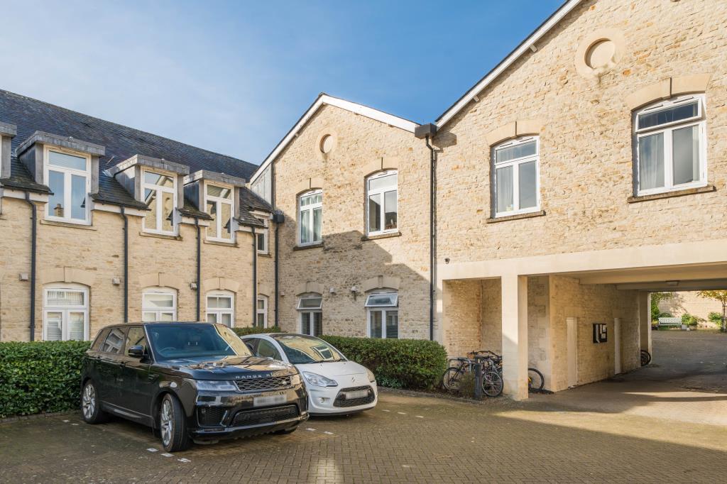 Mill Street, Witney, OX28 2 bed apartment to rent £1,400 pcm (£323 pw)