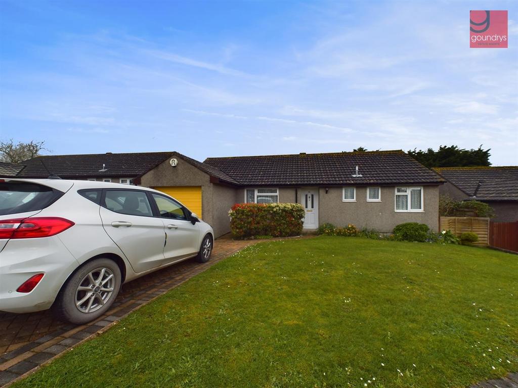 Meadow Drive, Camborne 3 bed detached bungalow to rent £1,200 pcm (£