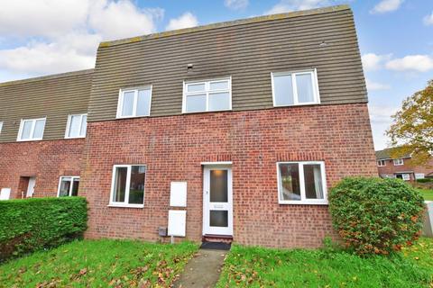 4 bedroom end of terrace house to rent, Barnfield Drive Chichester PO19