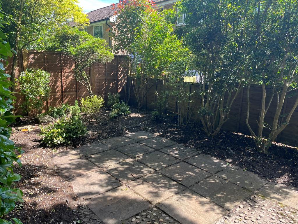 Private enclosed courtyard style garden