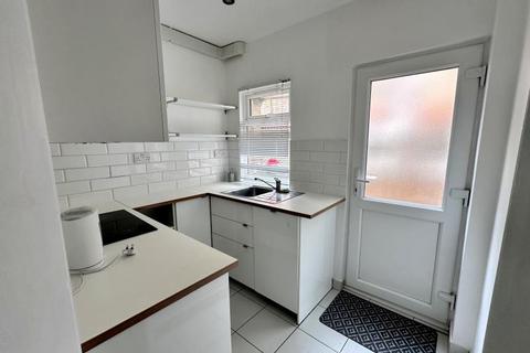 2 bedroom flat to rent, Palmerston Crescent, Palmers Green, N13