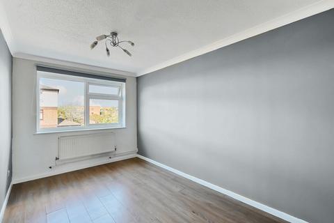 28 Teddington Close, Epsom, KT19 9DW