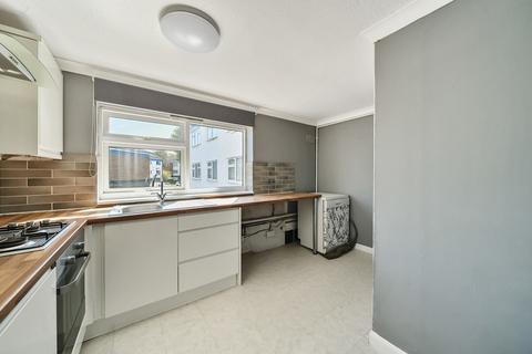 28 Teddington Close, Epsom, KT19 9DW