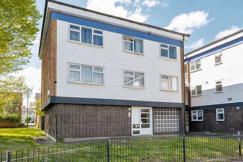 28 Teddington Close, Epsom, KT19 9DW