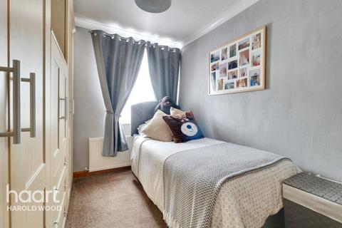 12 Ruskin Gardens, Romford, RM3 7BE