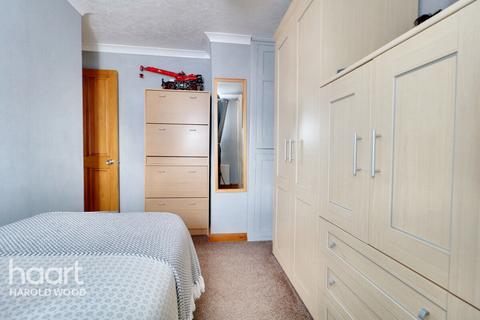12 Ruskin Gardens, Romford, RM3 7BE