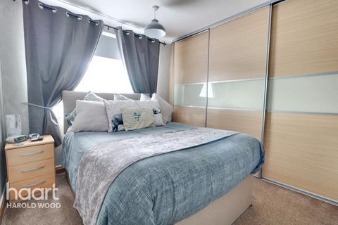 12 Ruskin Gardens, Romford, RM3 7BE