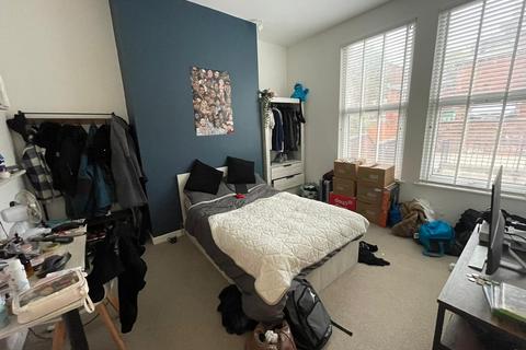 4 bedroom flat to rent, Leeds LS6