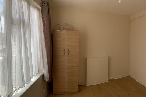 4 bedroom flat to rent, Pinner, HA5