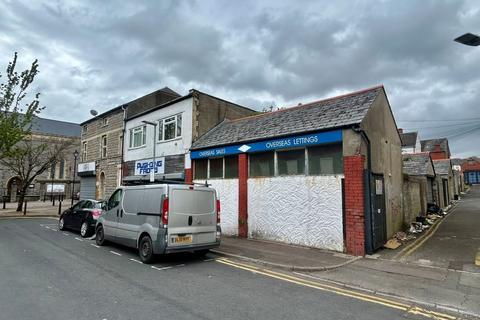 3 bedroom end of terrace house for sale, Holton Road, Barry CF63