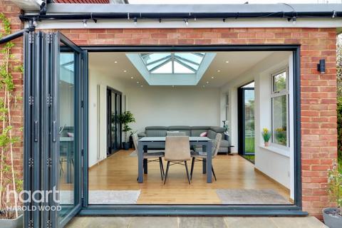 4 Chelsworth Close, Romford, RM3 0ET