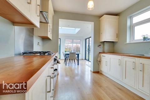 4 Chelsworth Close, Romford, RM3 0ET