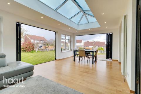 4 Chelsworth Close, Romford, RM3 0ET