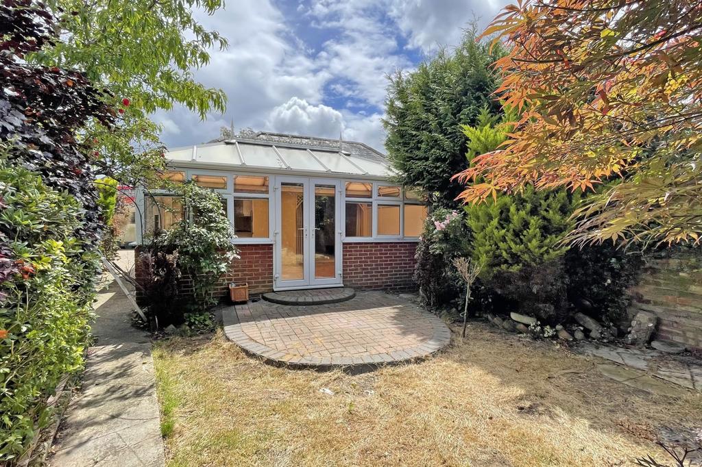 Ruxley Lane, Ewell, KT19 2 bed bungalow for sale £425,000