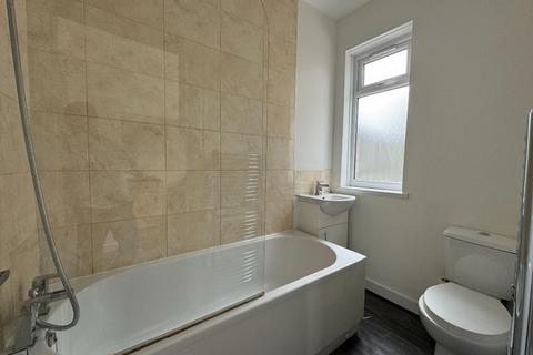 2 bedroom flat to rent, Laing Grove, Howdon, Wallsend.  NE28 0DE