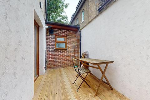 4 bedroom terraced house to rent, Tunis Road, London W12