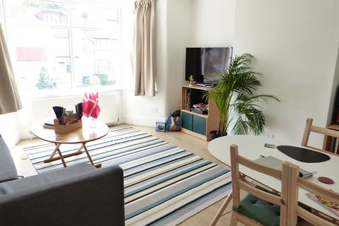 3 bedroom flat to rent, Middleton Road, London, NW11