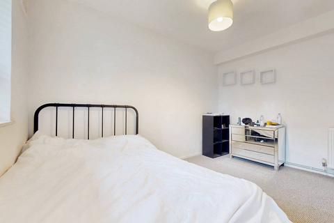 2 bedroom flat to rent, St. Thomas Road, London W4