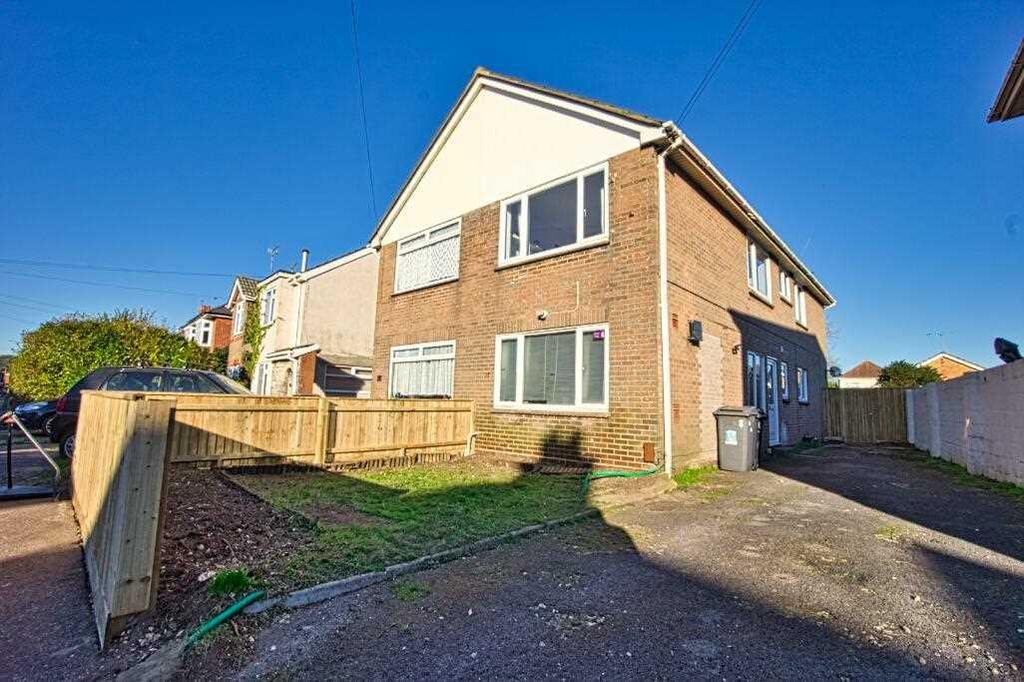 Moordown, Bournemouth BH9 3 bed semidetached house for sale £325,000