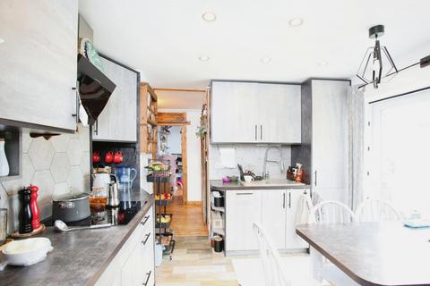 2 bedroom flat for sale, Moorland Crescent, Pontypridd CF38