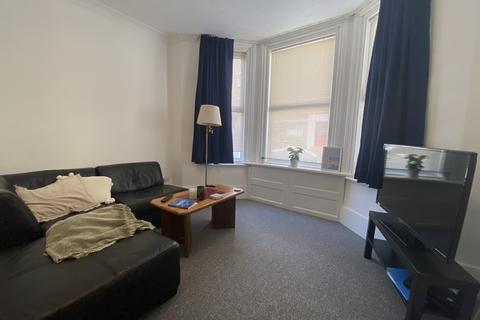 2 bedroom flat to rent, Ceylon Place, Eastbourne BN22