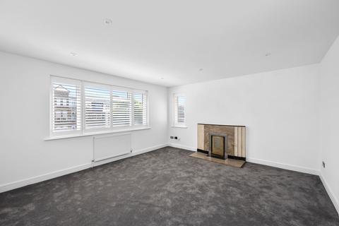 3 bedroom flat to rent, Eaton Gardens, Hove BN3