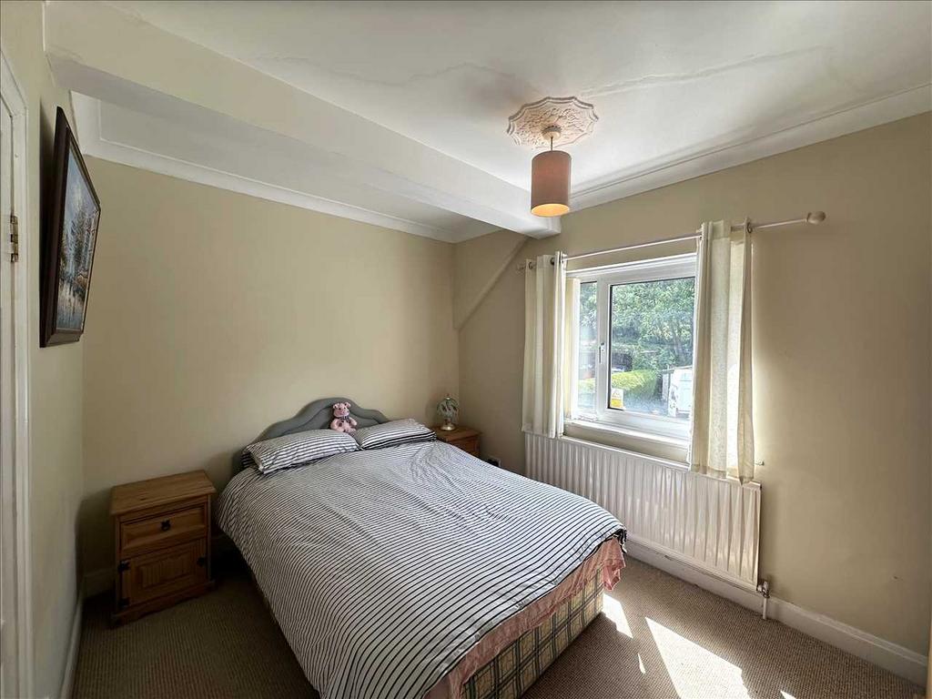 Front bedroom 1: