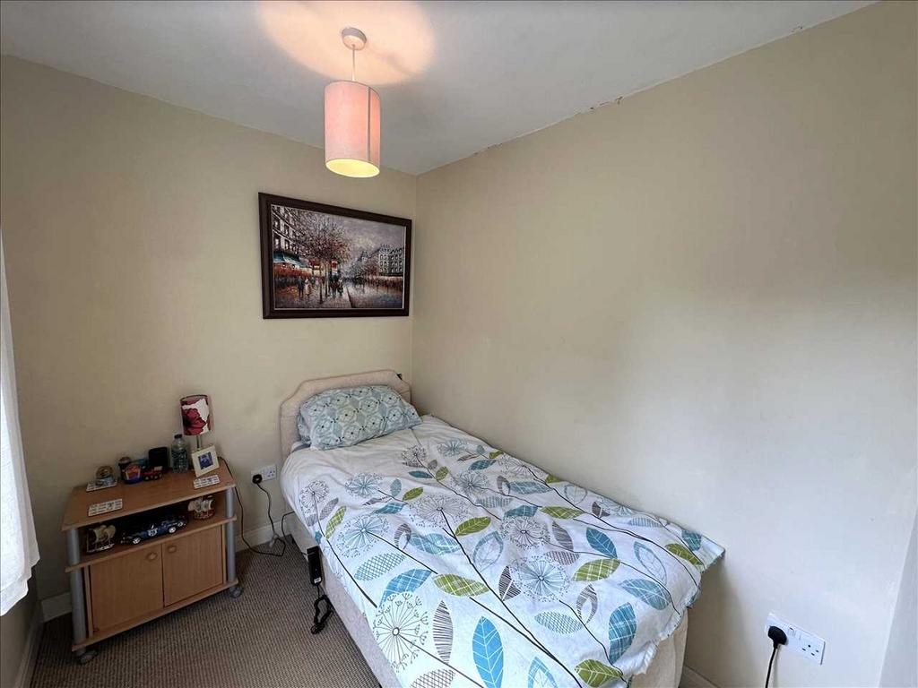 Rear bedroom 2: